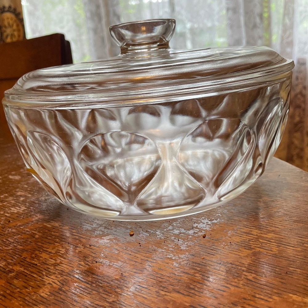 Vintage 1970s Pyrex covered casserole teardrop pattern